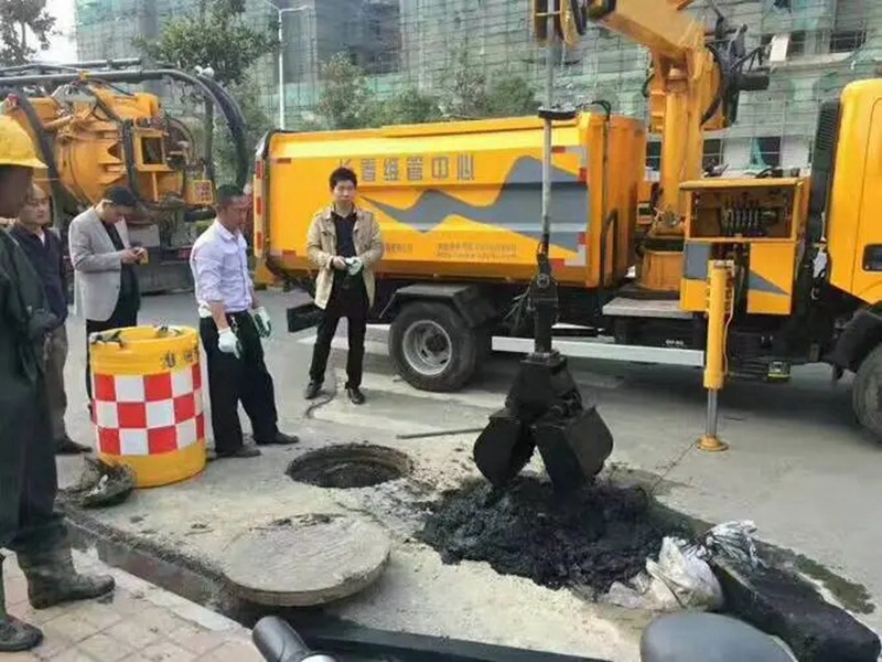 茅箭街道：网格员化身“清道夫”，为民解忧疏通“堵心”化粪池