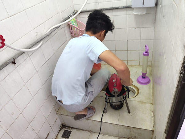 茅箭肥皂掉到马桶里把马桶堵住了怎么办？马桶堵住了怎么办