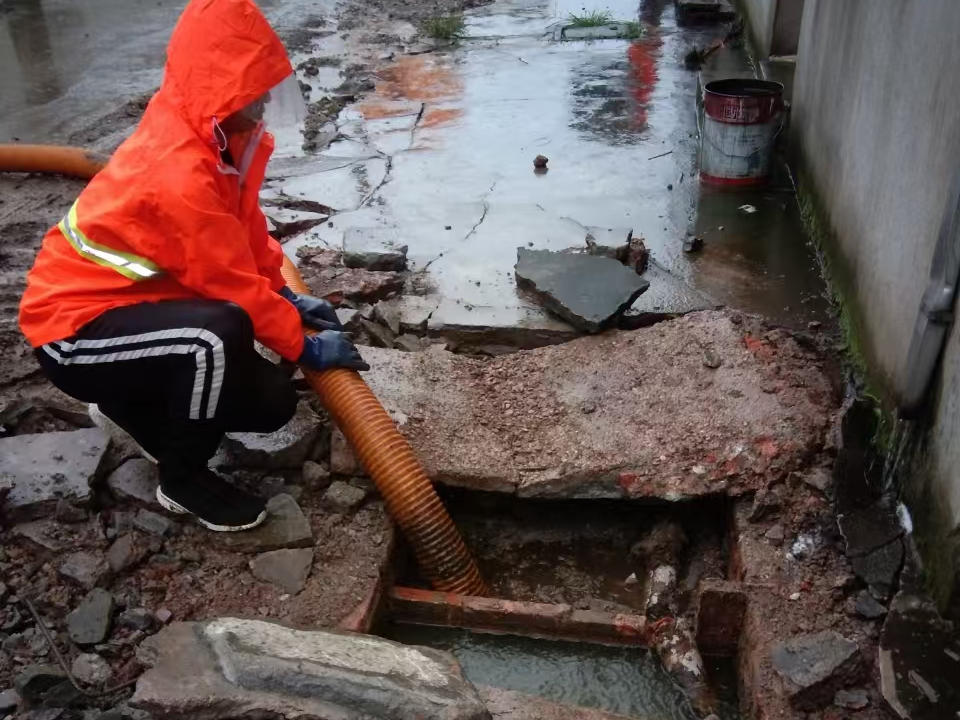 茅箭专业清理污水池 炜誉市政以规范流程守护城市 “肠道”